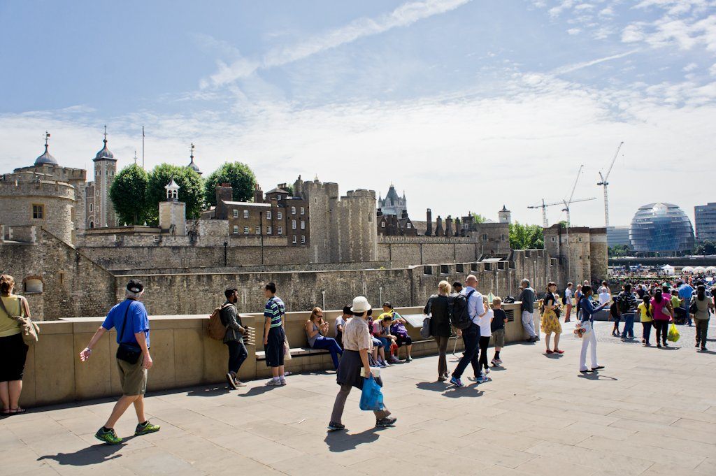 Bezoek de Tower of London en Ontbijt met de Raven! || The London Tester