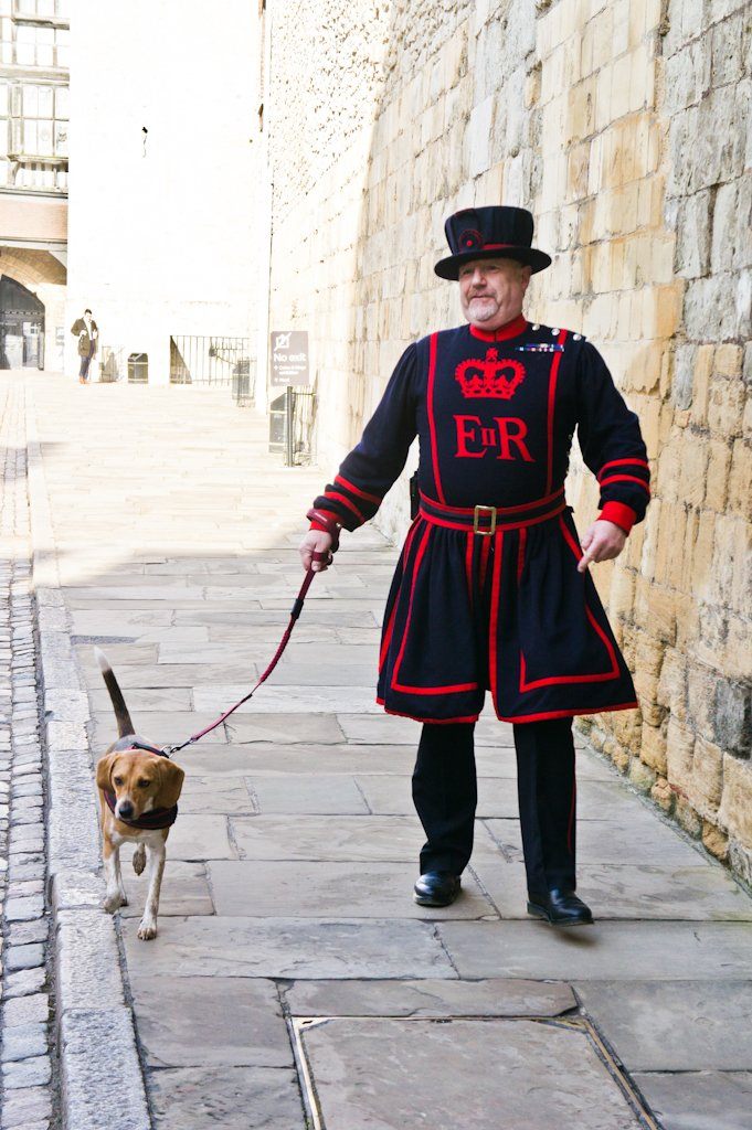 Bezoek de Tower of London en Ontbijt met de Raven! || The London Tester