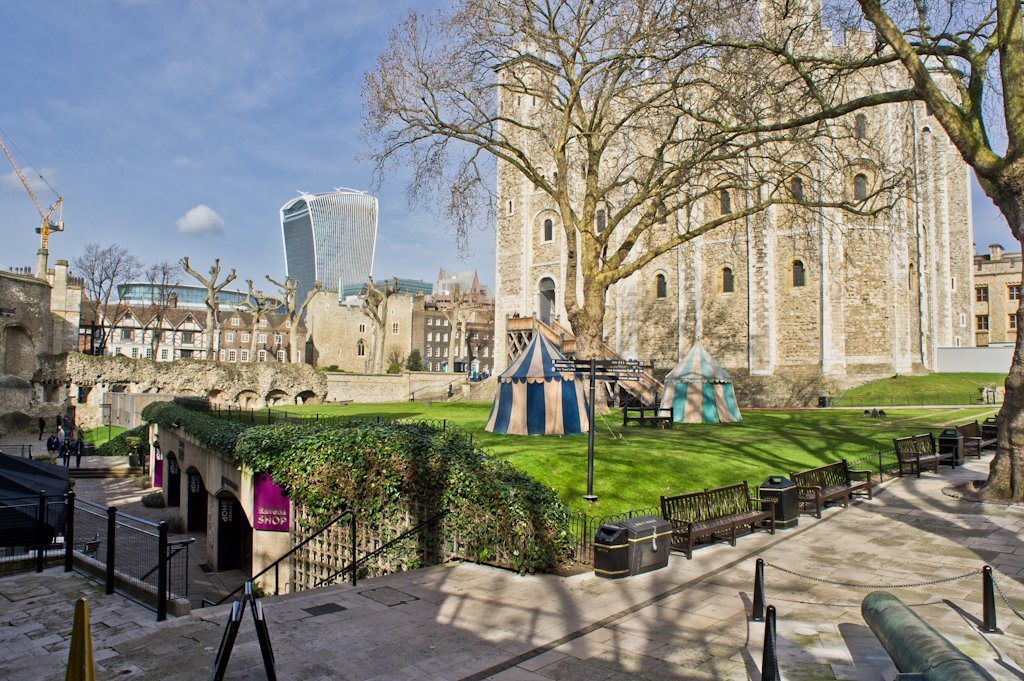 Bezoek de Tower of London en Ontbijt met de Raven! || The London Tester