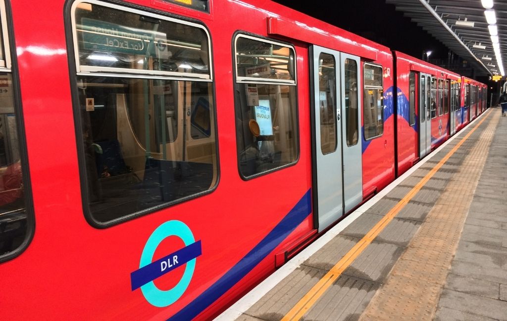 Docklands Light Railway (DLR) en Overground in Londen - Bovengronds Openbaar Vervoer! || The London Tester