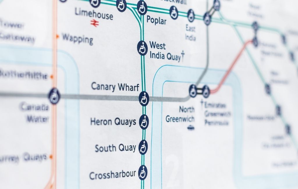Docklands Light Railway (DLR) en Overground in Londen - Bovengronds Openbaar Vervoer! || The London Tester