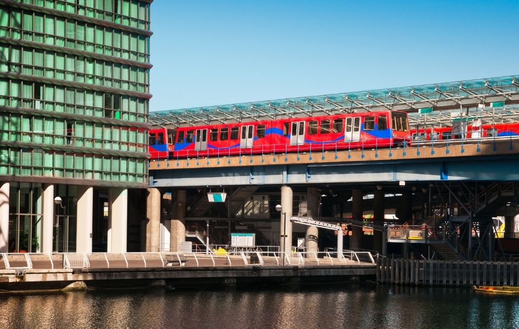 Docklands Light Railway (DLR) en Overground in Londen - Bovengronds Openbaar Vervoer! || The London Tester