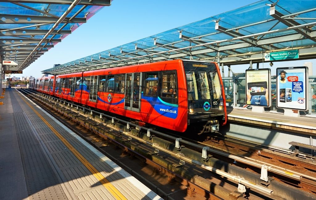 Docklands Light Railway (DLR) en Overground in Londen - Bovengronds Openbaar Vervoer! || The London Tester