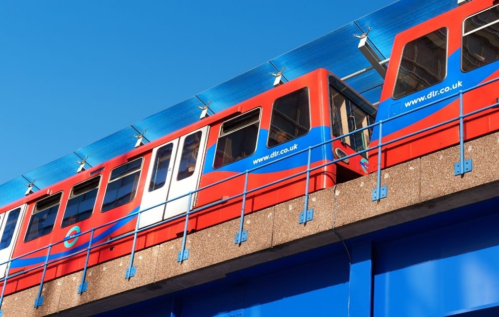 Docklands Light Railway (DLR) en Overground in Londen - Bovengronds Openbaar Vervoer! || The London Tester