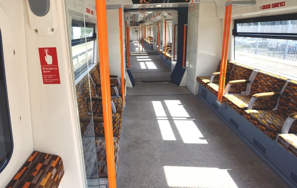 Docklands Light Railway (DLR) en Overground in Londen - Bovengronds Openbaar Vervoer! || The London Tester