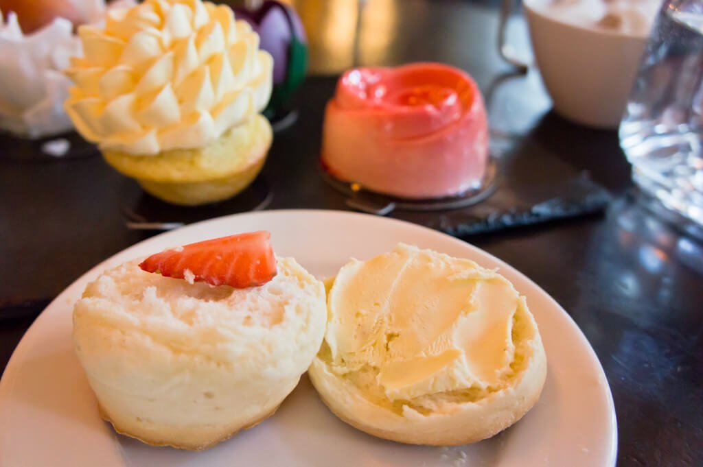 Goedkope High Tea in Londen: FlowerBX Afternoon Tea bij Balthazar, Covent Garden || The London Tester