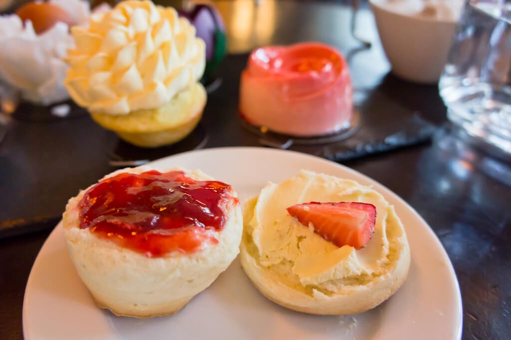 Goedkope High Tea in Londen: FlowerBX Afternoon Tea bij Balthazar, Covent Garden || The London Tester