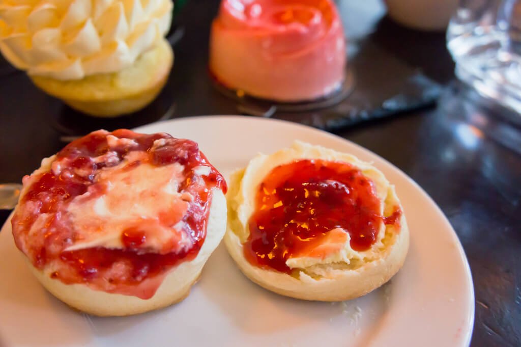 Goedkope High Tea in Londen: FlowerBX Afternoon Tea bij Balthazar, Covent Garden || The London Tester