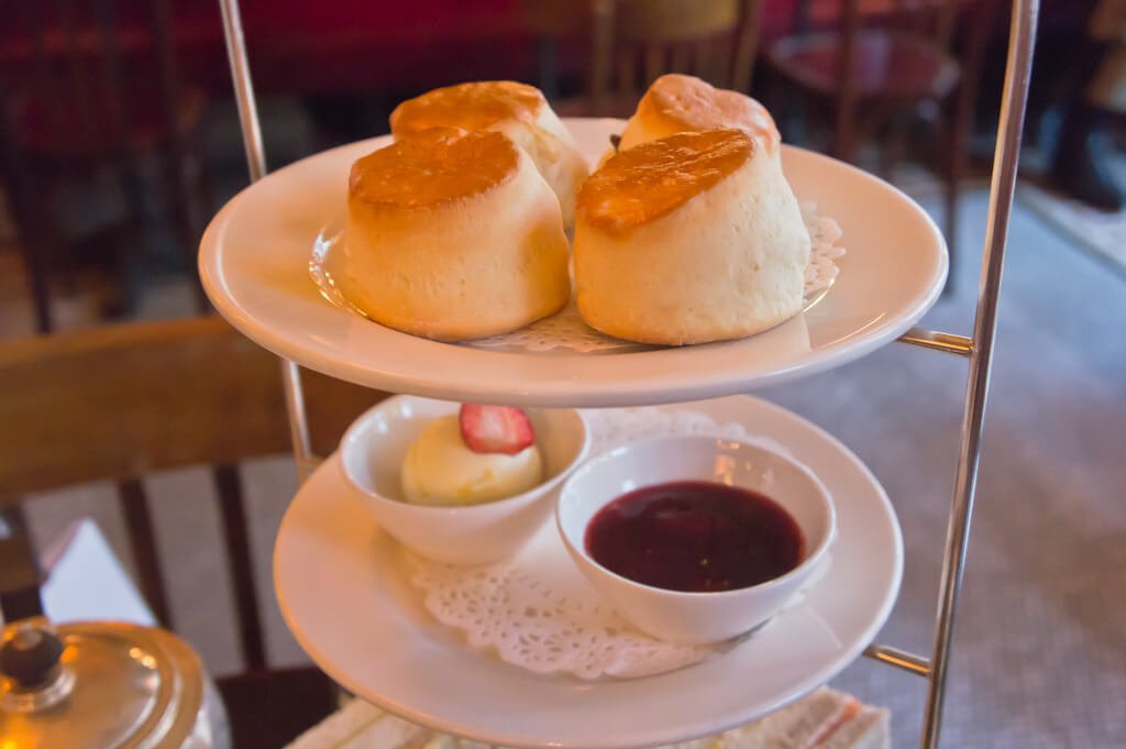 Goedkope High Tea in Londen: FlowerBX Afternoon Tea bij Balthazar, Covent Garden || The London Tester
