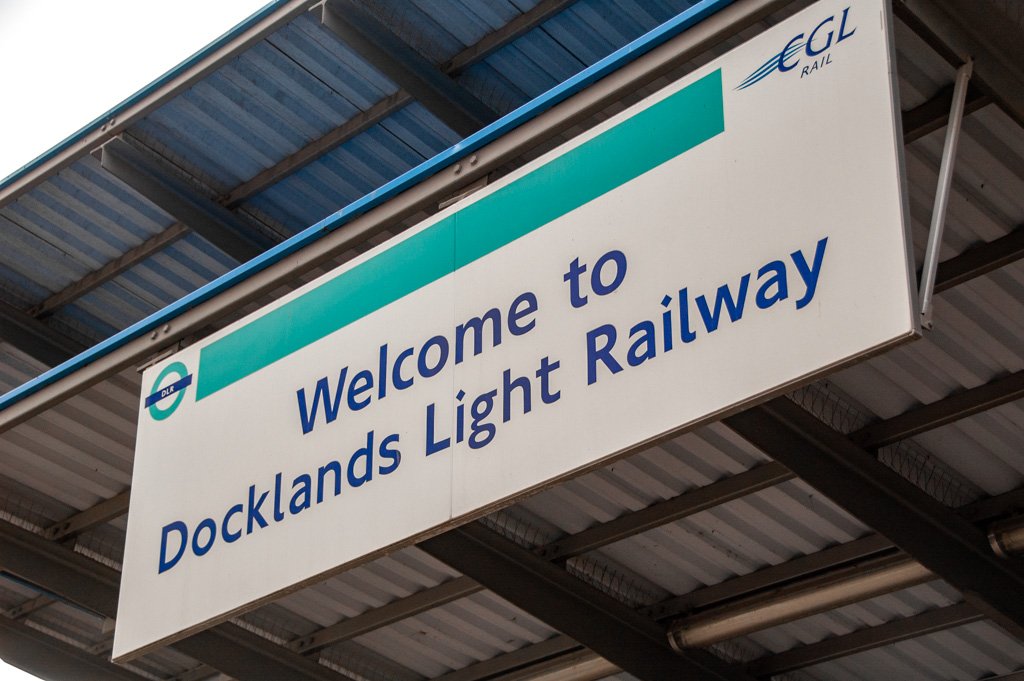 Docklands Light Railway (DLR) en Overground in Londen - Bovengronds Openbaar Vervoer! || The London Tester