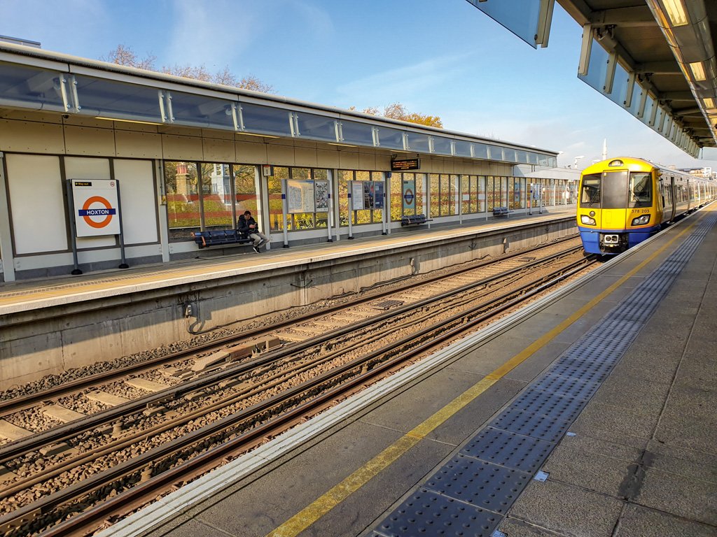 Docklands Light Railway (DLR) en Overground in Londen - Bovengronds Openbaar Vervoer! || The London Tester