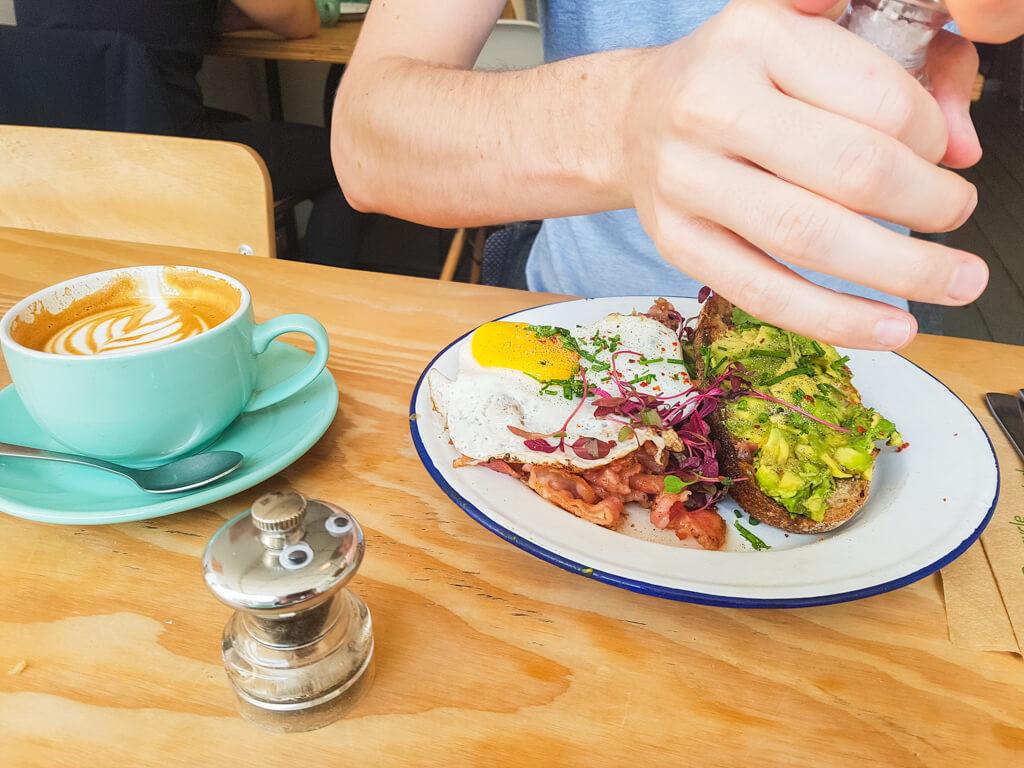 Deeney's Cafe Londen: Tosti's & een Lekker Bakkie in de wijk Leyton || The London Tester