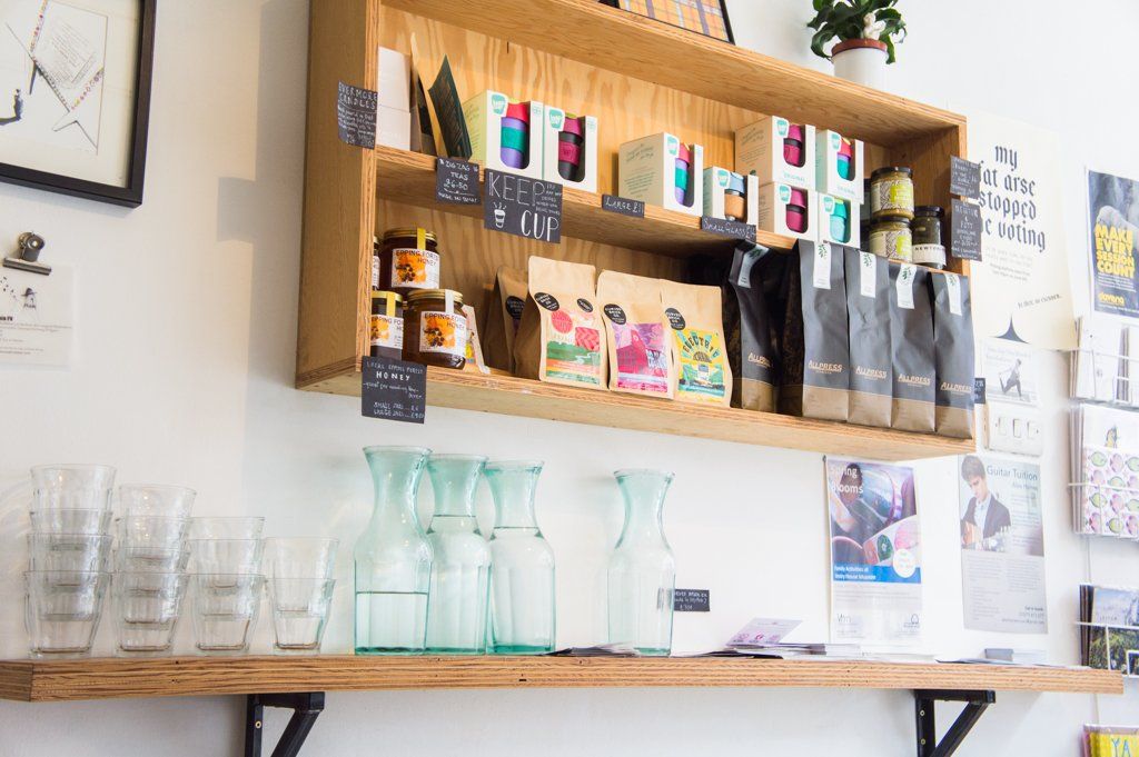 Deeney's Cafe Londen: Tosti's & een Lekker Bakkie in de wijk Leyton || The London Tester