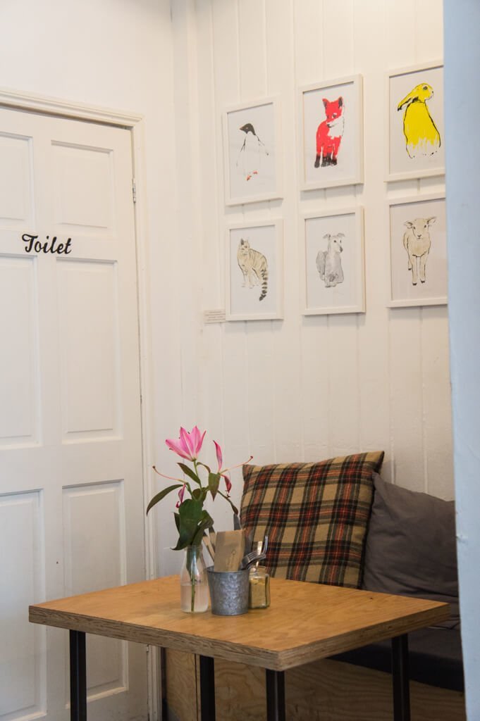 Deeney's Cafe Londen: Tosti's & een Lekker Bakkie in de wijk Leyton || The London Tester