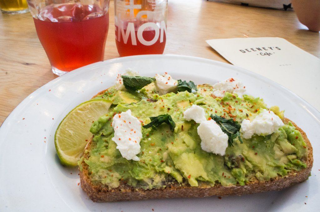 Deeney's Cafe Londen: Tosti's & een Lekker Bakkie in de wijk Leyton || The London Tester