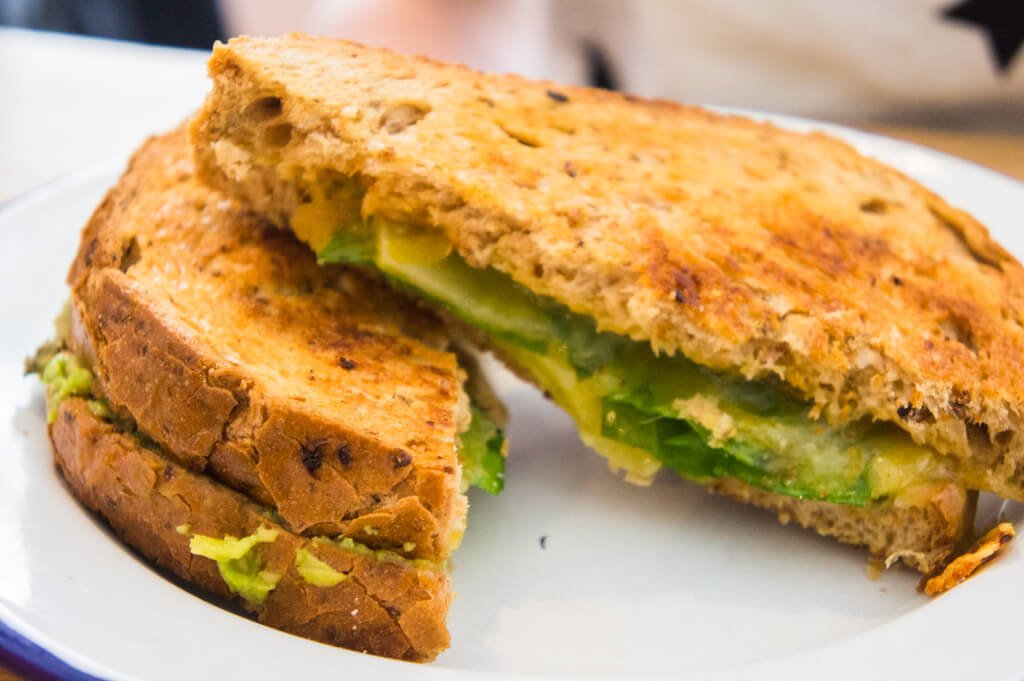 Deeney's Cafe Londen: Tosti's & een Lekker Bakkie in de wijk Leyton || The London Tester