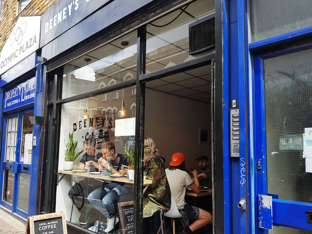 Deeney's Cafe Londen: Tosti's & een Lekker Bakkie in de wijk Leyton || The London Tester