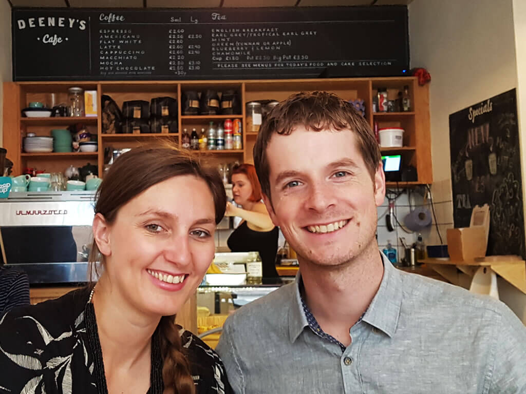 Deeney's Cafe Londen: Tosti's & een Lekker Bakkie in de wijk Leyton || The London Tester
