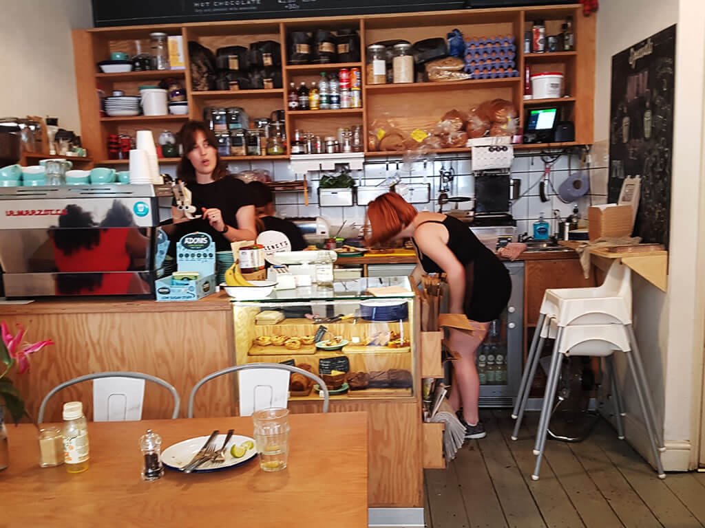 Deeney's Cafe Londen: Tosti's & een Lekker Bakkie in de wijk Leyton || The London Tester