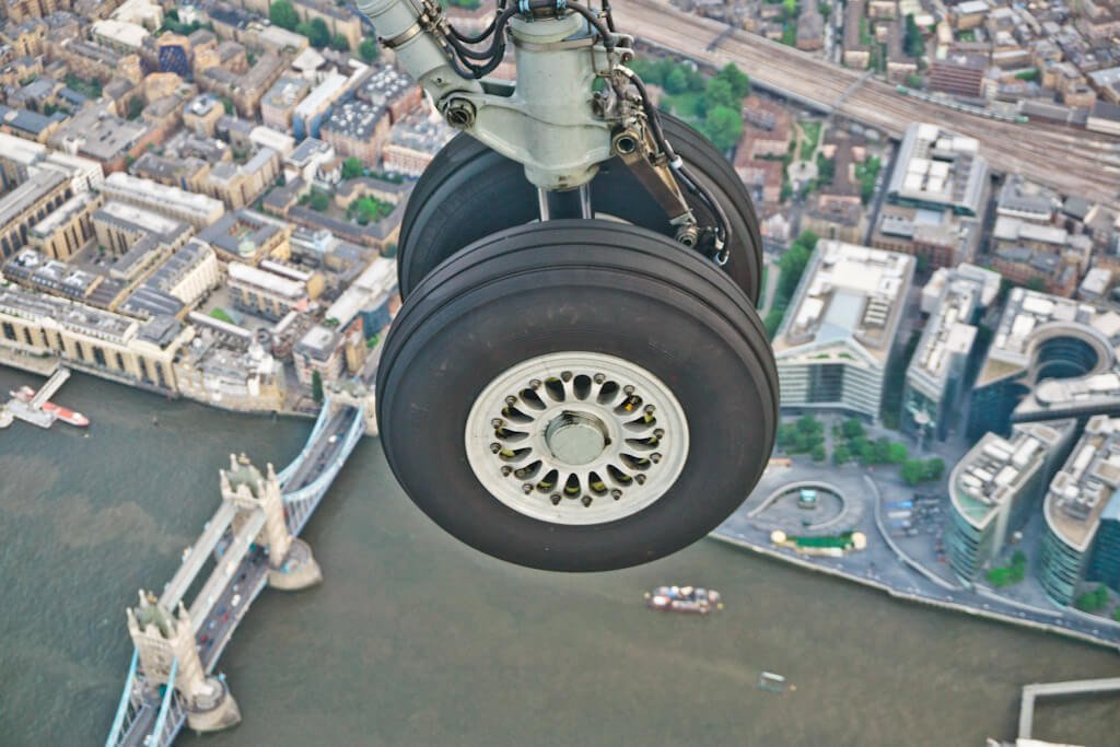 Londen City Airport: Dit Uitzicht Vanuit Het Vliegtuig Wil Je Niet Missen! || The London Tester || #Londen #London #CityAirport #Airport #Vliegveld #Luchthaven #Engeland #England #GreatBritain #GrootBrittannie #Plane #Vliegtuig