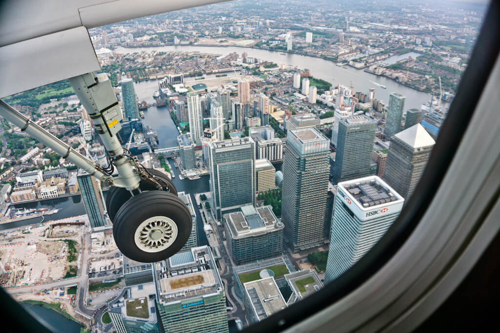 Londen City Airport: Dit Uitzicht Vanuit Het Vliegtuig Wil Je Niet Missen! || The London Tester || #Londen #London #CityAirport #Airport #Vliegveld #Luchthaven #Engeland #England #GreatBritain #GrootBrittannie #Plane #Vliegtuig