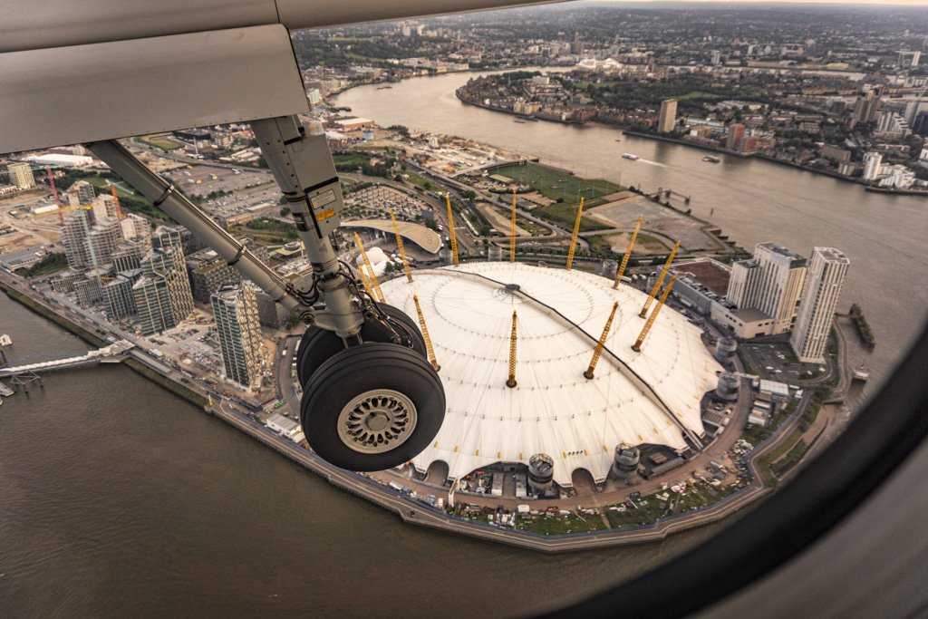 Londen City Airport: Dit Uitzicht Vanuit Het Vliegtuig Wil Je Niet Missen! || The London Tester || #Londen #London #CityAirport #Airport #Vliegveld #Luchthaven #Engeland #England #GreatBritain #GrootBrittannie #Plane #Vliegtuig