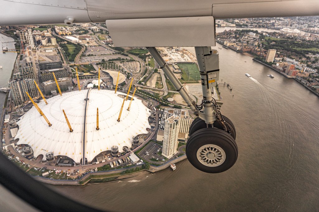 Londen City Airport: Dit Uitzicht Vanuit Het Vliegtuig Wil Je Niet Missen! || The London Tester || #Londen #London #CityAirport #Airport #Vliegveld #Luchthaven #Engeland #England #GreatBritain #GrootBrittannie #Plane #Vliegtuig