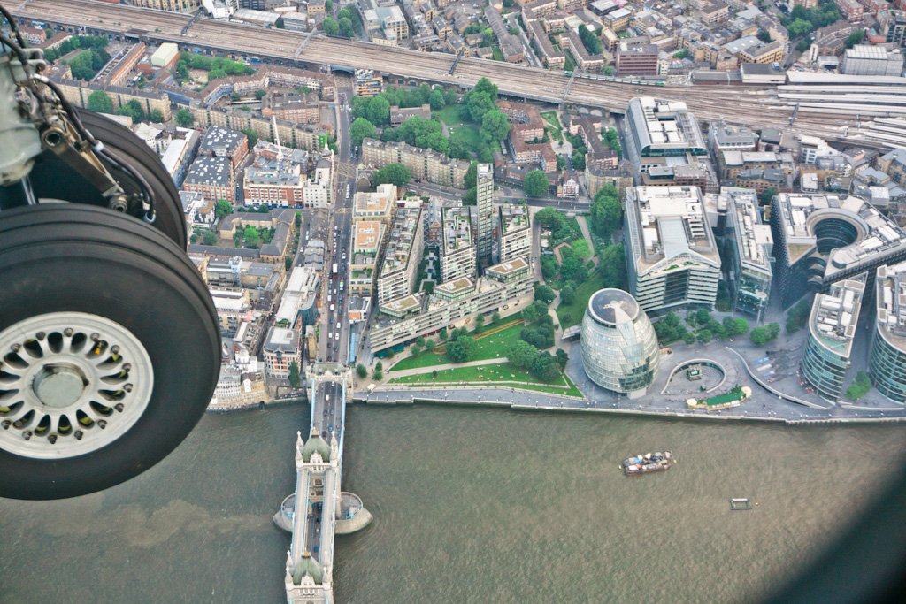 Londen City Airport: Dit Uitzicht Vanuit Het Vliegtuig Wil Je Niet Missen! || The London Tester || #Londen #London #CityAirport #Airport #Vliegveld #Luchthaven #Engeland #England #GreatBritain #GrootBrittannie #Plane #Vliegtuig