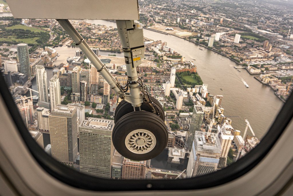 Londen City Airport: Dit Uitzicht Vanuit Het Vliegtuig Wil Je Niet Missen! || The London Tester || #Londen #London #CityAirport #Airport #Vliegveld #Luchthaven #Engeland #England #GreatBritain #GrootBrittannie #Plane #Vliegtuig