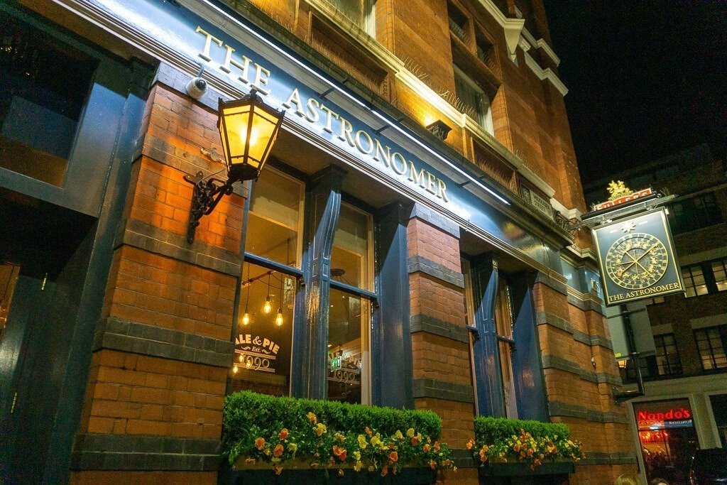 The Astronomer Pub Londen: Sterren kijken Vlak Naast Liverpool Street Station || The London Tester