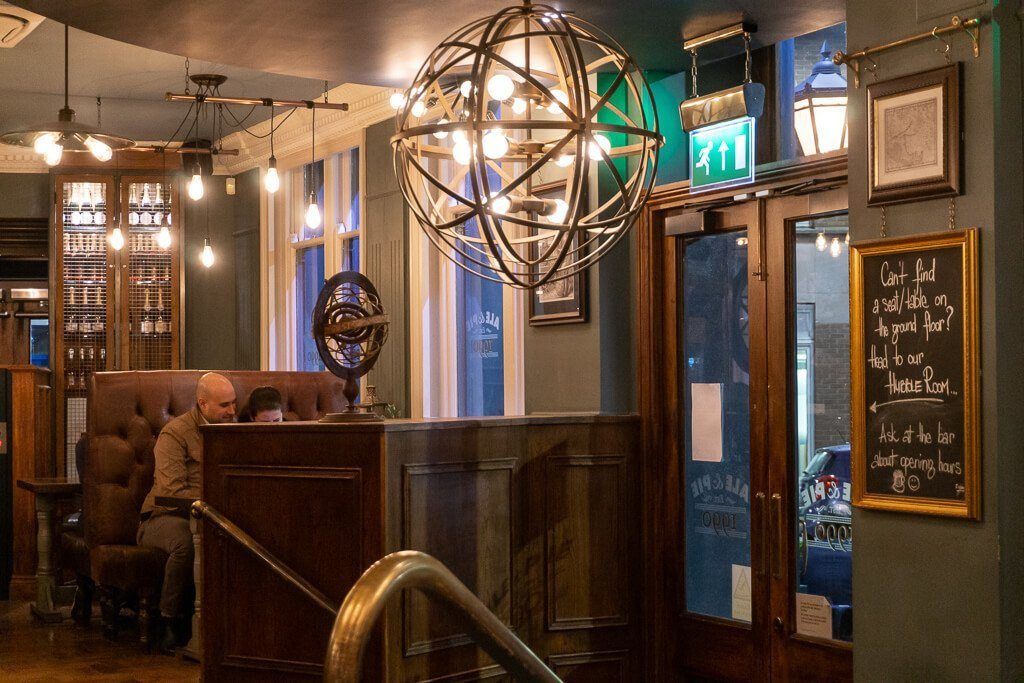 The Astronomer Pub Londen: Sterren kijken Vlak Naast Liverpool Street Station || The London Tester