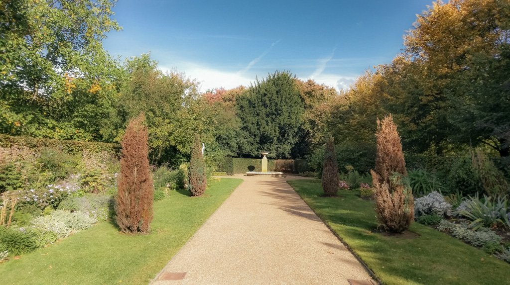 The Broad Walk, Avenue Gardens in Londen