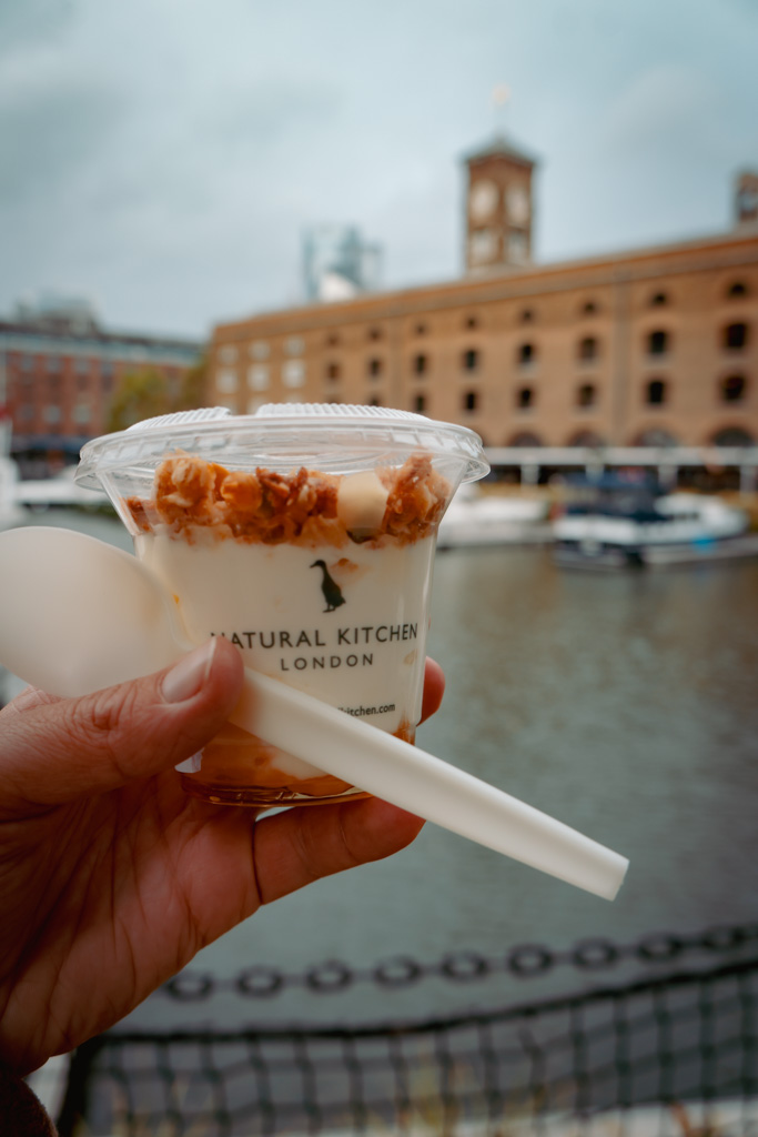Gezond Snel Ontbijtje in Londen: Natural Kitchen in de Wijk St Katherine Docks || The London Tester