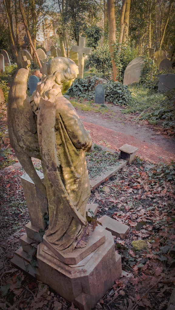 Bijzondere Tip: Highgate Cemetery - Begraafplaats in Londen voor Beroemdheden || The London Tester