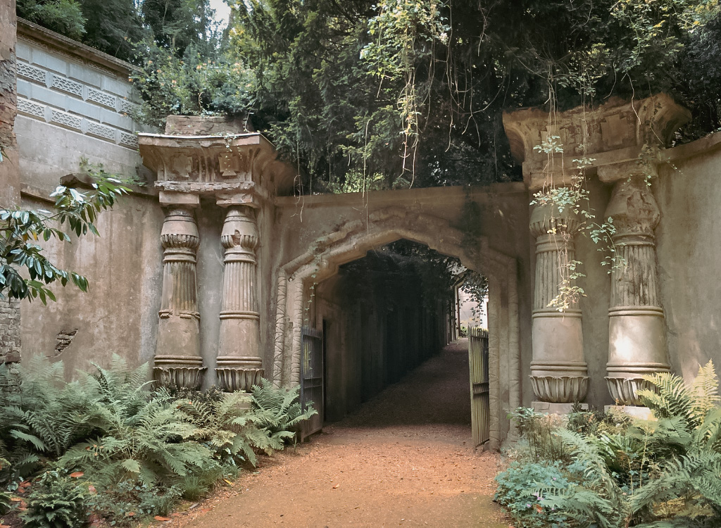 Bijzondere Tip: Highgate Cemetery - Begraafplaats in Londen voor Beroemdheden || The London Tester