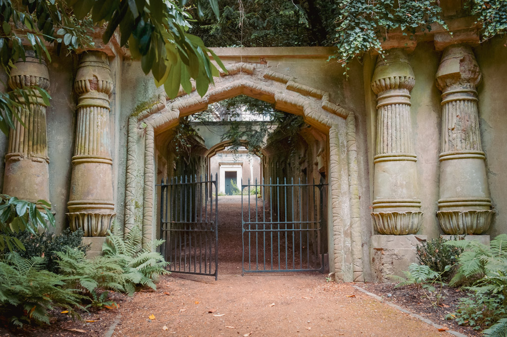 Bijzondere Tip: Highgate Cemetery - Begraafplaats in Londen voor Beroemdheden || The London Tester
