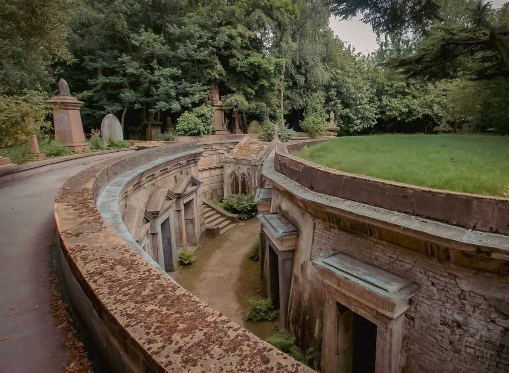 Bijzondere Tip: Highgate Cemetery - Begraafplaats in Londen voor Beroemdheden || The London Tester