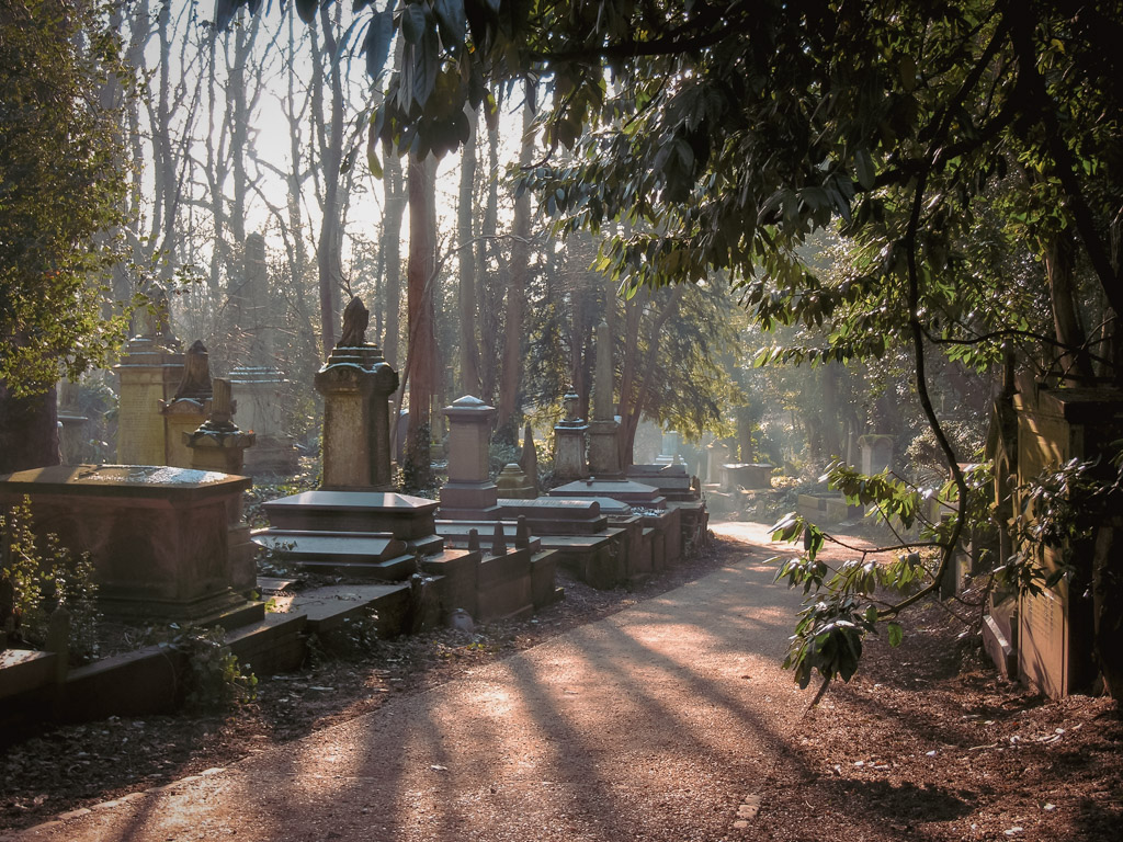Bijzondere Tip: Highgate Cemetery - Begraafplaats in Londen voor Beroemdheden || The London Tester