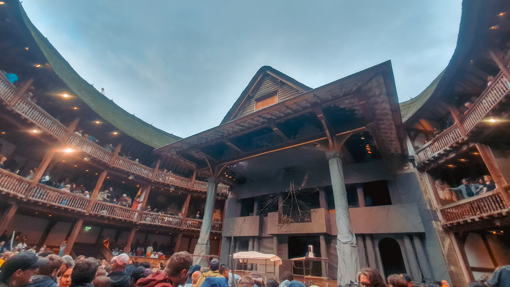 Shakespeares Globe Theater in Londen: £5 Voorstellingen! || The London Tester