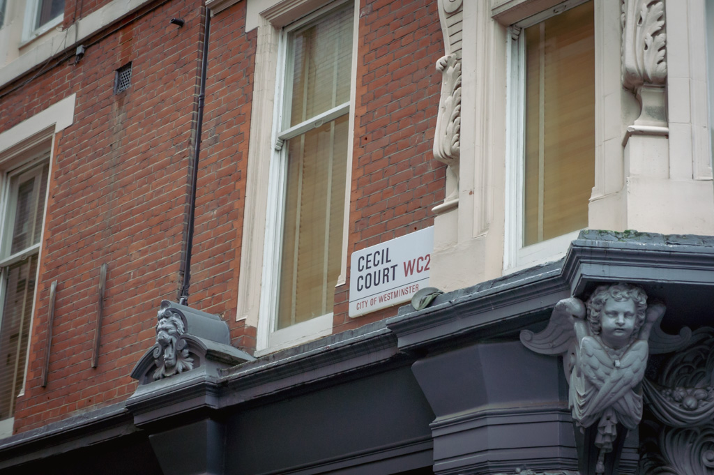 Historische Winkelstraat in Londen: Cecil Court || The London Tester