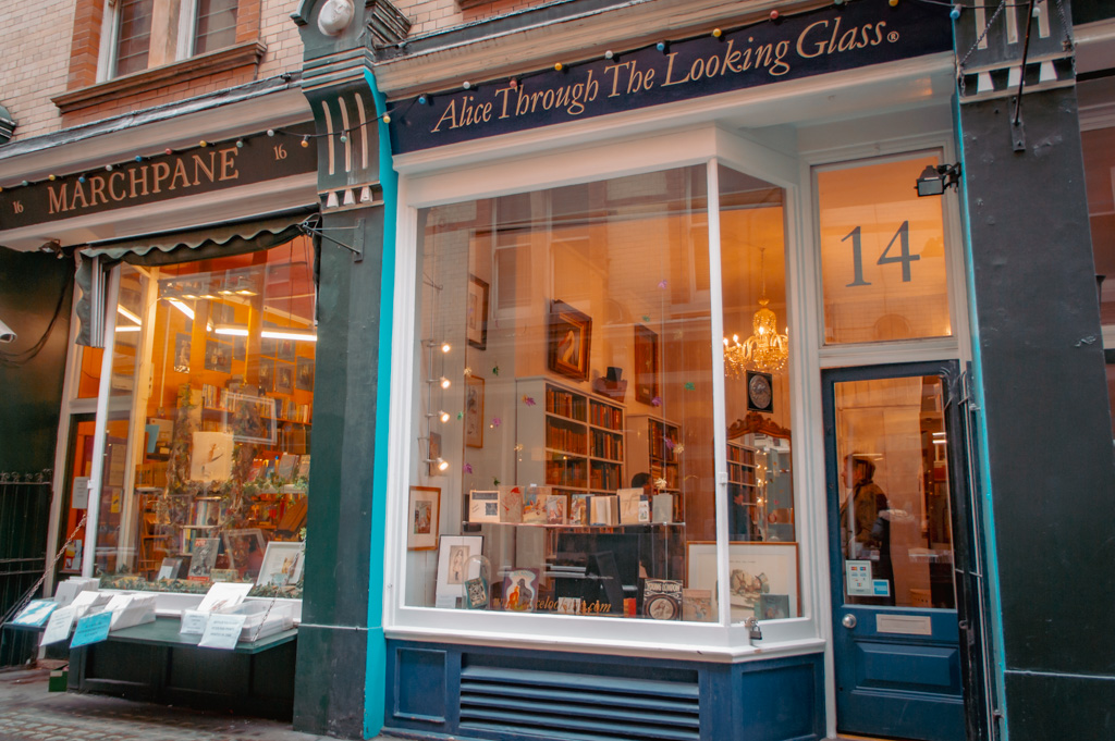 Historische Winkelstraat in Londen: Cecil Court || The London Tester