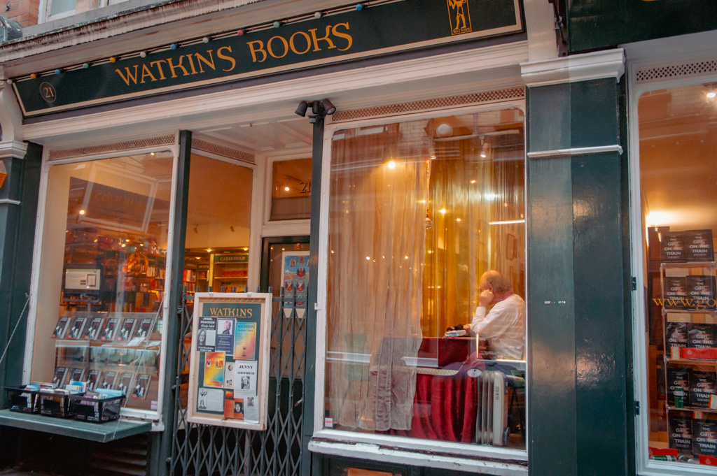Historische Winkelstraat in Londen: Cecil Court || The London Tester