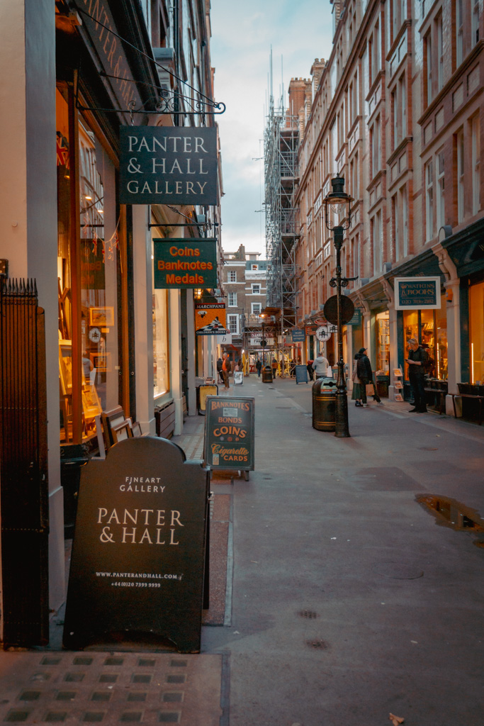 Historische Winkelstraat in Londen: Cecil Court || The London Tester
