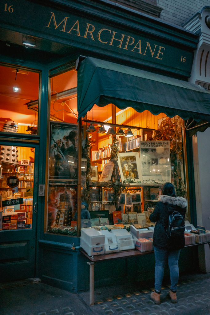 Historische Winkelstraat in Londen: Cecil Court || The London Tester
