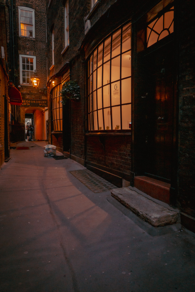 Historische Winkelstraat in Londen: Cecil Court || The London Tester