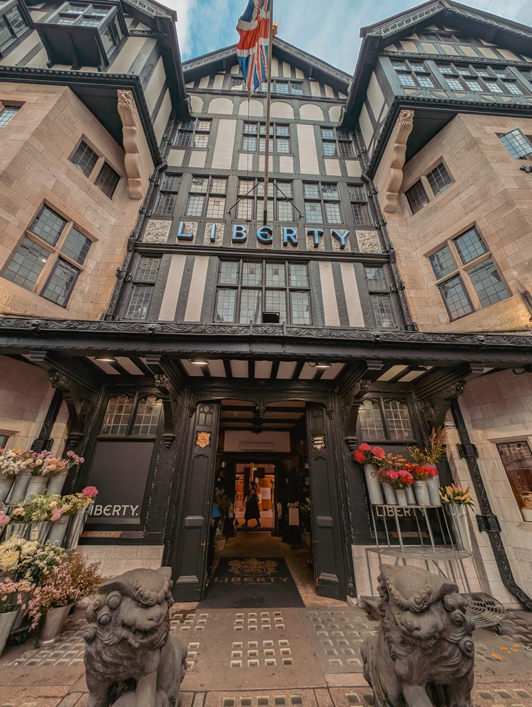 Liberty London Warenhuis: Iconisch Gebouw in Londen || The London Tester